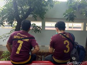 Dukung PSM dari Celah Tembok Stadion Madya
