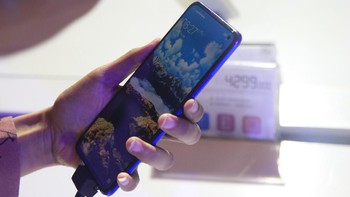Baterai berkapasitas 4.500 mAh dilengkapi 9V2A Dual-Engine Fast Charging yang menjadikan V19 cocok untuk mendukung aktivitas bekerja dan sosial. Foto: Ari Saputra/detikINET