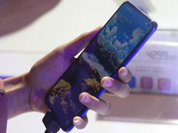 Menggenggam vivo V19 yang Memiliki Desain Menawan