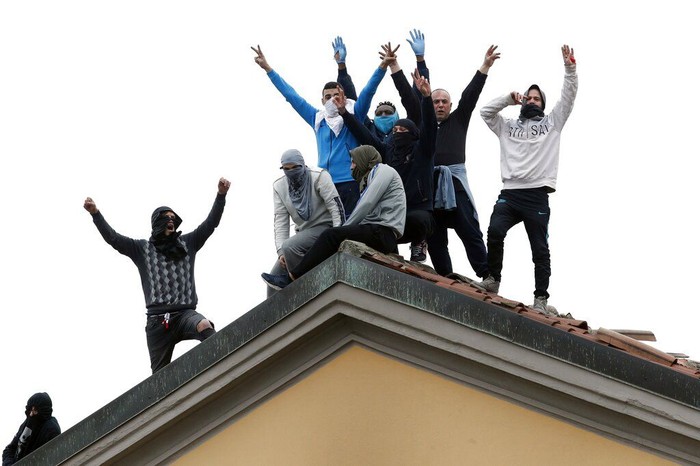 Tahanan Italia Protes Aturan Baru Cegah Corona di Penjara Tahanan di sejumlah penjara di Italia menggelar aksi unjuk rasa. Mereka protes kebijakan baru pemerintah terkait pencegahan virus corona di dalam penjara.