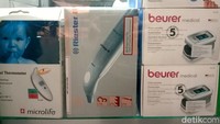 Berdasarkan pantauan detikcom di Pasar Pramuka, Jakarta Timur, Selasa (10/3/2020), di tengah ramainya virus corona harga termometer digital infrared Lotus tembus hingga Rp 2,5 juta, padahal biasanya hanya Rp 380 ribu. 