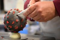 Wow! Chef Ini Bikin Cokelat Telur Paskah Berbentuk Virus Corona