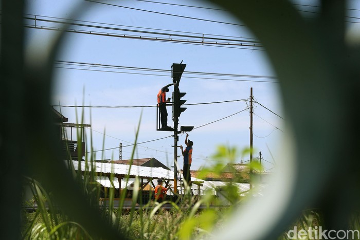 Begini Lho Proses Pengecatan Rambu Kereta Api Perawatan dan pemeliharaan rambu-rambu kereta api terus dilakukan. Penasaran seperti apa? Yuk, intip foto-fotonya.