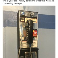 Kapan terakhir kalinya kamu pakai telepon umum seperti ini? Berkat handphone kita tak perlu lagi mengumpulkan koin untuk bisa menghubungi orang. Foto: Twitter