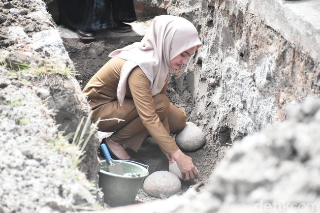Indah Putri Indriani yang lahir di Enrekang, Sulawesi Selatan, pada 7 Februari 1977 adalah Bupati Luwu Utara periode 2016 - 2021. Indah adalah wanita pertama yang berhasil menjadi kepala daerah di wilayah Sulawesi Selatan. Sebelumnya, ia merupakan wakil bupati Luwu Utara periode 2010-2015 berpasangan dengan Arifin Junaidi. Foto: Bupati Luwu Utara menyisihkan sejumlah uang pribadinya untuk membantu pembangunan gereja (dok. Istimewa)