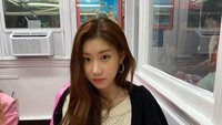 Chaeryeong juga salah satu anggota dari ITZY, wanita cantik ini berusia 19 tahun (usia Korea). Chaeryeong punya saudara kembar lho! Saudara kembarnya berada di grup IZ*ONE. Berada di salah satu kafe bersama ITZY, begini serunya Chaeryeong saat sedang menikmati sebotol minuman sodanya. Foto: Instagram @itzy.all.in.us