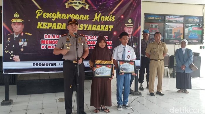 Seorang siswa SMA dan siswi MTs di Madiun bahu membahu menangkap maling ponsel. Keduanya kini mendapat penghargaan dari Polres Madiun.