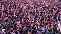 Ratusan peserta festival langsung berubah warna menjadi merah.