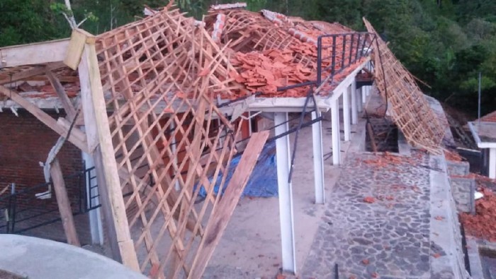 Bangunan Rest Area Air Terjun Dholo Rusak diterjang angin kencang