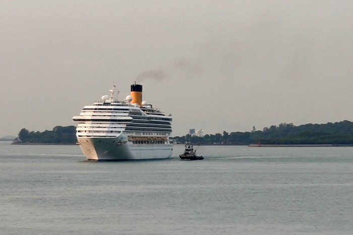 Kapal Pesiar Costa Fortuna Diizinkan Berlabuh di Singapura Kapal pesiar Costa Fortuna mendekati pelabuhan di Singapura, Selasa (10/3/2020). Singapura telah mengizinkan Costa Fortuna untuk berlabuh setelah ditolak oleh Thailand dan Malaysia.