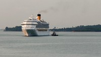 Kapal Pesiar Costa Fortuna berlayar mendekati pelabuhan di Singapura, Selasa (10/3/2020). AP Photo.