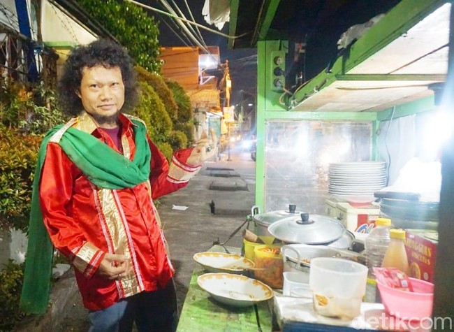 Penjual Ketoprak Mirip Rhoma Irama Pernah Dibully Karena Dandan Ala Raja Dangdut