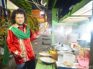 Penjual Ketoprak Mirip Rhoma Irama Pernah Dibully Karena Dandan Ala Raja Dangdut