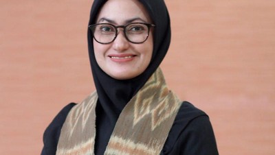 Gaya Hijab Indah Putri, Bupati Inspiratif Bantu Bangun Gereja & Pesantren