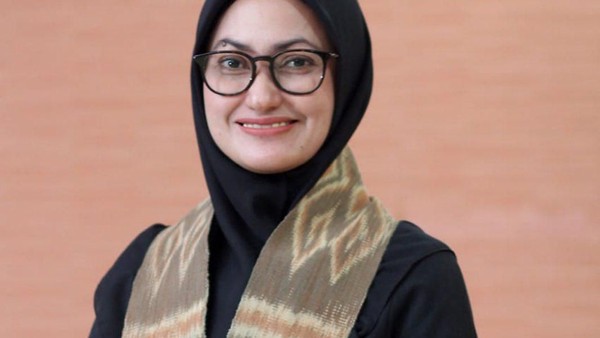 Gaya Hijab Indah Putri, Bupati Inspiratif Bantu Bangun Gereja & Pesantren
