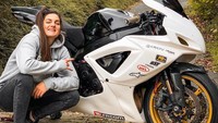 Stunrider wanita asal Perancis ini bahkan pernah menggantikan momen Scarlett Johansson di Avengers 2 saat berada di atas motor.  Foto: Instagram @sarahlezito