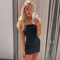 Hetti Bywater, aktris cantik Inggris yang lagi cari jodoh. Hetti pun membuka lowongan jodoh di Instagramnya.  Foto: dok. Instagram