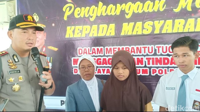 Seorang siswa SMA dan siswi MTs di Madiun bahu membahu menangkap maling ponsel. Keduanya kini mendapat penghargaan dari Polres Madiun.