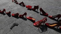 Sejumlah sepatu wanita berwarna merah dan senjata tajam pun disusun di pusat Kota Meksiko untuk menjadi representasi dari kekerasan yang masih kerap dialami wanita.