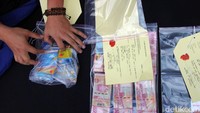 Setelah tersangka mengetahui PIN ATM, korban diajak ke suatu tempat. Saat dalam perjalanan inilah, M menukar ATM korban dengan ATM yang sudah disiapkan.