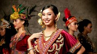 Sulawesi Barat diwakili oleh Euodia Octavia. Dengan baju merah dan beberapa aksesoris khas yang dikenakan, pakaian adat khas Sulawesi Barat terlihat manis dikenakan Euodia. (officialputeriindonesia/instagram)