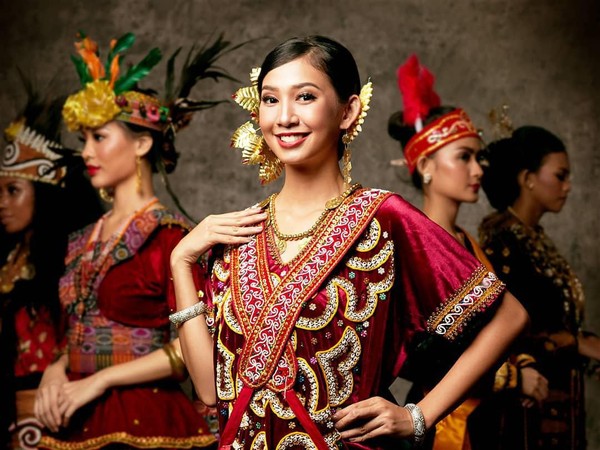 Sulawesi Barat diwakili oleh Euodia Octavia. Dengan baju merah dan beberapa aksesoris khas yang dikenakan, pakaian adat khas Sulawesi Barat terlihat manis dikenakan Euodia. (officialputeriindonesia/instagram) Sulawesi Barat diwakili oleh Euodia Octavia. Dengan baju merah dan beberapa aksesoris khas yang dikenakan, pakaian adat khas Sulawesi Barat terlihat manis dikenakan Euodia. (officialputeriindonesia/instagram)
