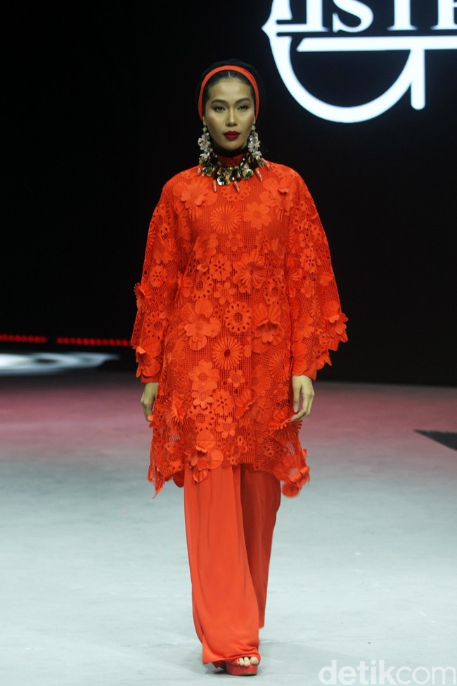 Desainer busana muslim Itang Yunasz menghadirkan koleksi busana muslim terbarunya bertajuk Opulence di Muslim Fashion Festival 2020, Jakarta Convention Center, Jakarta, Minggu [23/2/2020]. Foto: Mohammad Abduh/Wolipop.