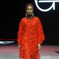 Desainer busana muslim Itang Yunasz menghadirkan koleksi busana muslim terbarunya bertajuk Opulence di Muslim Fashion Festival 2020, Jakarta Convention Center, Jakarta, Minggu [23/2/2020]. Foto: Mohammad Abduh/Wolipop.