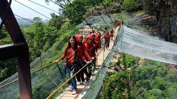 Jembatan Gantung Keren di Bantimurung