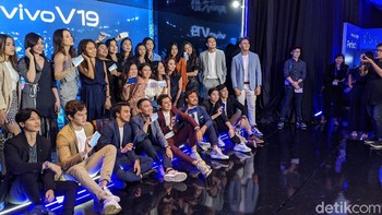 Para brand ambasador vivo berfoto bersama dengan memamerkan vivo V19. (Foto: detikINET/Ari Saputra)