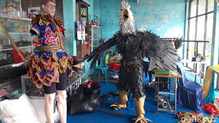 Perajin Kostum Reog di Lereng Merapi