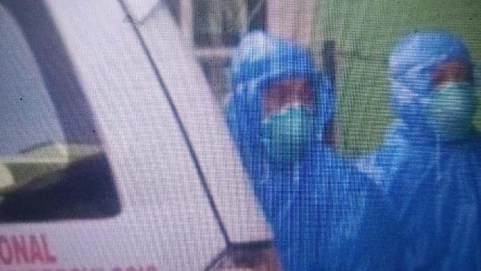 Petugas Pakai Jas Hujan di Tasikmalaya Petugas Pakai Jas Hujan di Tasikmalaya
