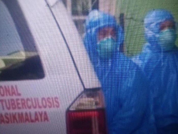 Petugas Pakai Jas Hujan di Tasikmalaya
