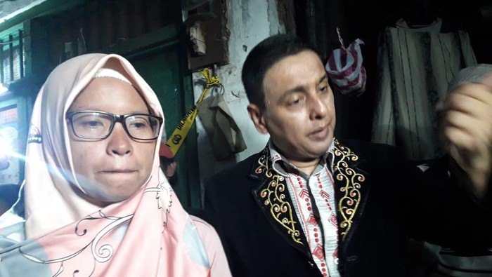 Ibunda korban pembunuhan (kiri) didampingi pengacara Azam Khan