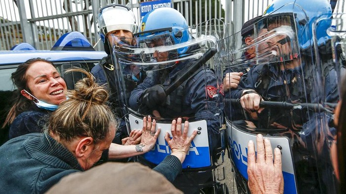 Tahanan di sejumlah penjara di Italia menggelar aksi unjuk rasa. Mereka protes kebijakan baru pemerintah terkait pencegahan virus corona di dalam penjara.
