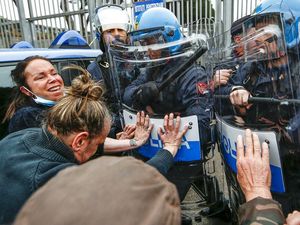 2000 Warga Bulgaria Demo Kebijakan Lockdown, 8 Orang Diamankan