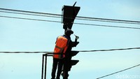 Di bawah terik matahari yang menyengat, para petugas terus menyelesaikan pengecatan.