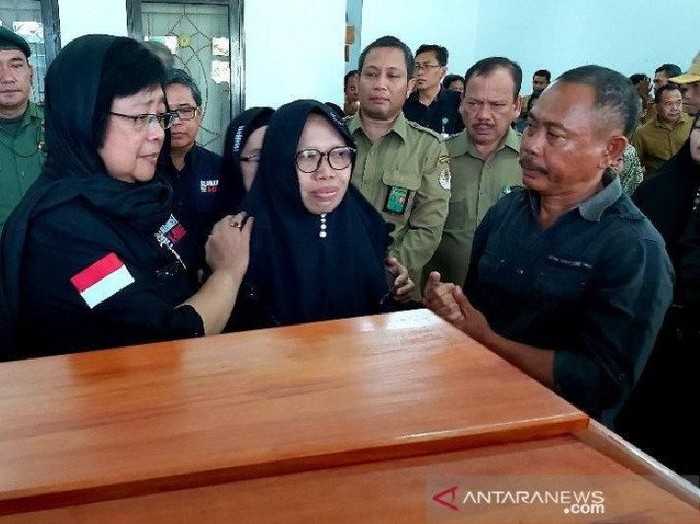 Menteri Lingkungan Hidup dan Kehutanan Siti Nurbaya menyerahkank jenazah staf KLHK yang meninggal karena kecelakaan speedboat ke keluarga.