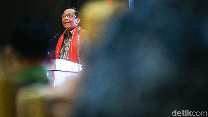 Menko Polhukam Mahfud MD secara resmi membuka Forum Komunikasi dan Koordinasi yang diselenggarakan di Jakarta, Selasa (10/3/2020). Forum Komunikasi dan Koordinasi yang dihadiri oleh para Alumni Penerima Beasiswa Supersemar ini mengangkat tema 