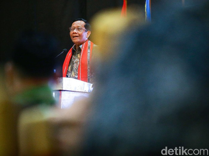 Menko Polhukam Mahfud MD secara resmi membuka Forum Komunikasi dan Koordinasi yang diselenggarakan di Jakarta, Selasa (10/3/2020). Forum Komunikasi dan Koordinasi yang dihadiri oleh para Alumni Penerima Beasiswa Supersemar ini mengangkat tema 