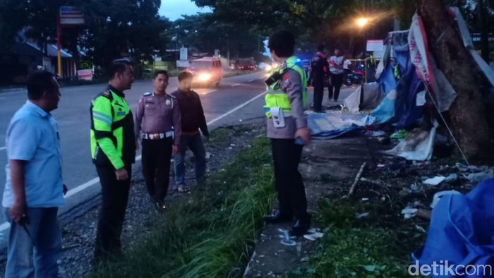 Mobil Tabrak 6 Motor dan Tenda Aksi Mogok Kerja Buruh