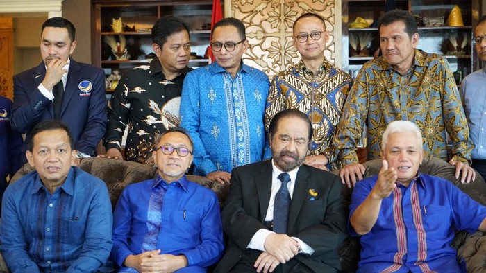 Sambangi DPP Nasdem, Zulhas Silaturahmi ke Surya Paloh Ketum PAN Zulkifli HAsan menyambangi kantor DPP Partai Nasdem. Kedatangan Zulhas untuk undangan pelantikan sampai bahas UU Pemilu.