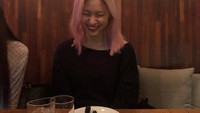 Shin Ryujin atau yang dikenal dengan Ryujin merupakan salah satu anggota yang berbakat dalam menari dan juga rapp. Ia pun kerap bergonta-ganti warna rambut yang cerah. Seperti momen makan berikut ia menampilkan warna rambut pink yang lucu. Foto: Instagram @itzy.all.in.us