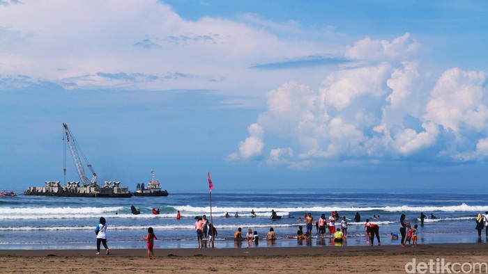 Suasana wisata di pantai Pangandaran