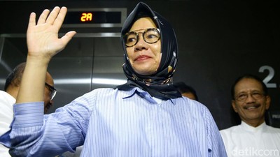 Lambaikan Tangan, Karen Agustiawan Keluar Rutan Kejagung