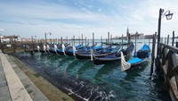 Sejumlah gondola yang biasanya ramai dinaiki oleh para wisatawan dan berlalu lalang di kawasan itu kini nampak bersandar dan tak digunakan usai sejumlah warga dan wisatawan memilih untuk mengurangi aktivitas di luar ruangan guna mencegah penyebaran virus corona. Anteo Marinoni/LaPresse via AP.