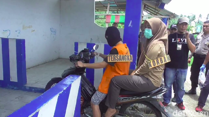Rekonstruksi pembunuhan perempuan di bekas pospol Polman (Abdy Febriady/detikcom)