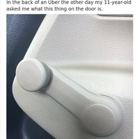 Tak harus lagi bersusah payah memutar tuas, kini kebanyakan pintu mobil punya tombol ajaib yang akan lagi membuka tutup jendela. Jika ada orang muda yang tidak tahu apa fungsi benda ini, Anda dijamin sudah tua. Foto: Twitter