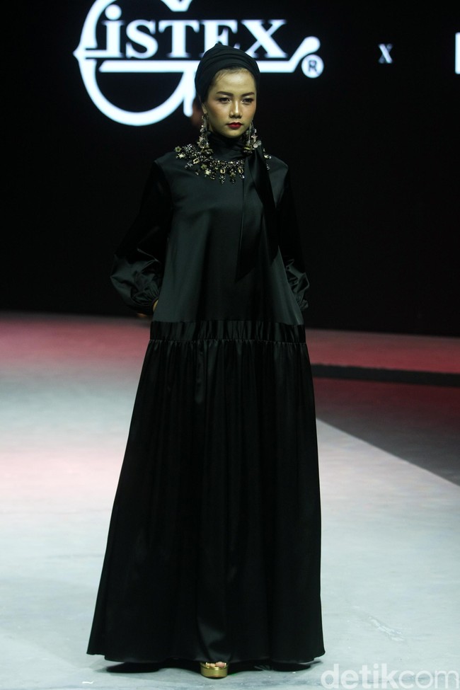 Desainer busana muslim Itang Yunasz menghadirkan koleksi busana muslim terbarunya bertajuk Opulence di Muslim Fashion Festival 2020, Jakarta Convention Center, Jakarta, Minggu [23/2/2020]. Foto: Mohammad Abduh/Wolipop.