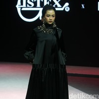 Desainer busana muslim Itang Yunasz menghadirkan koleksi busana muslim terbarunya bertajuk Opulence di Muslim Fashion Festival 2020, Jakarta Convention Center, Jakarta, Minggu [23/2/2020]. Foto: Mohammad Abduh/Wolipop.